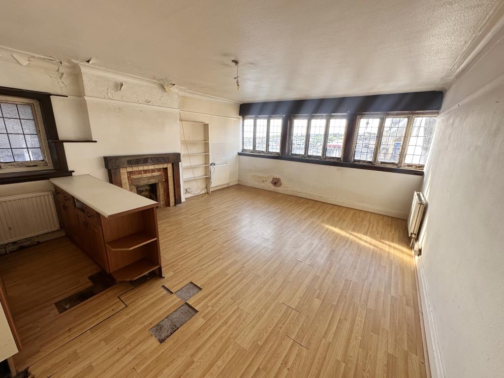 Lot: 85 - FORMER PUBLIC HOUSE WITH POTENTIAL - First floor living room with views toward the sea